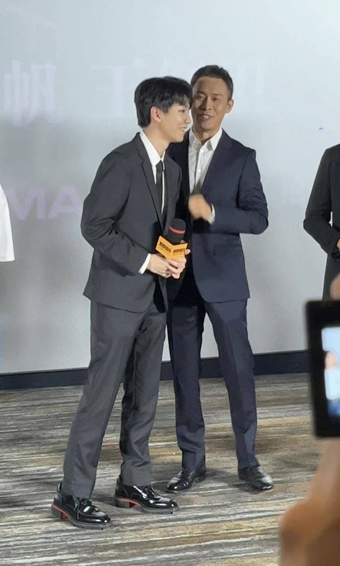 王俊凯张译《万里归途》首映礼,两人互相斗嘴抛梗,好有综艺感_观众