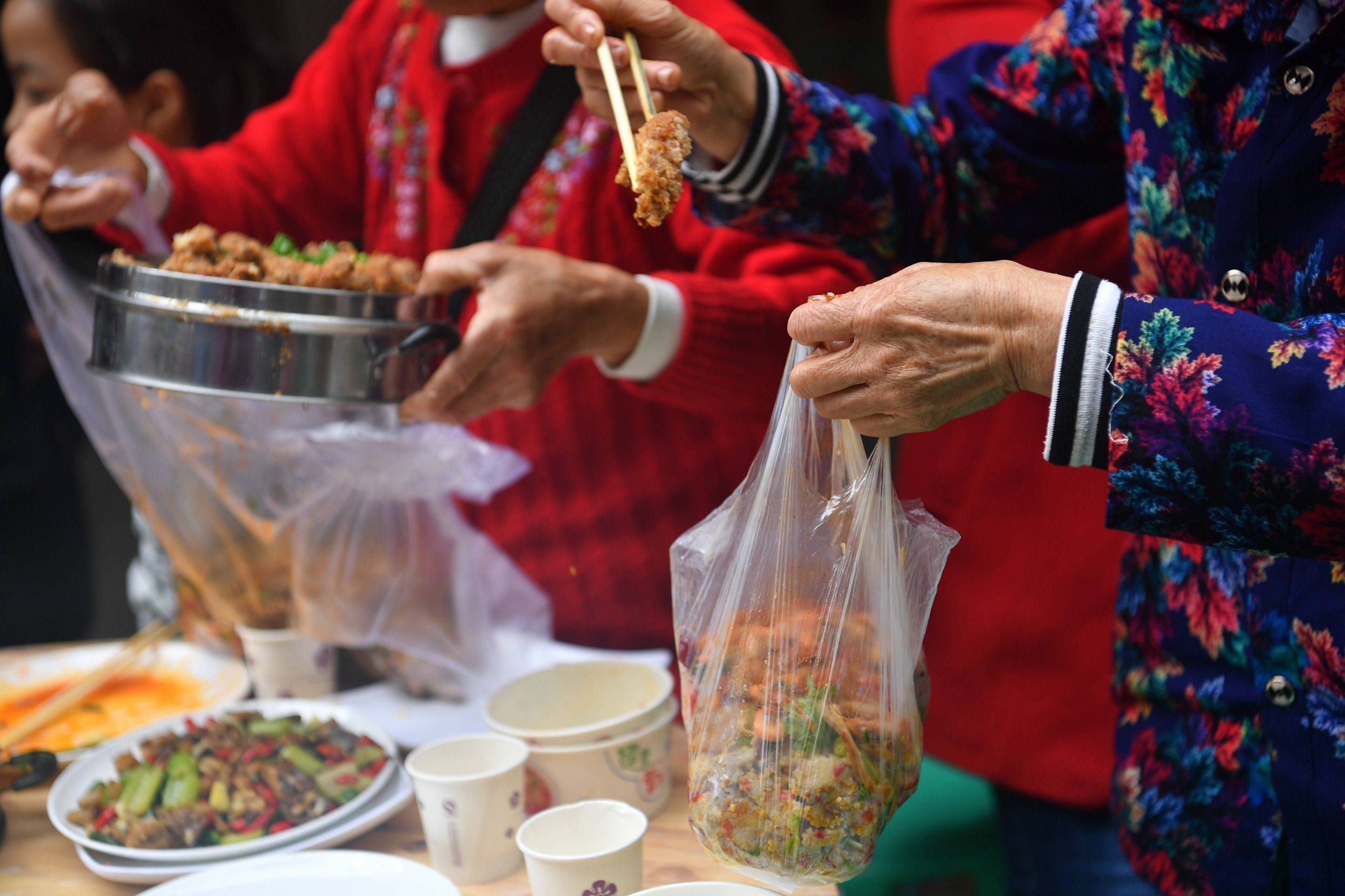 家里办丧事，一妇女把菜都打包了，我让她走人，是不是做错了?_搜狐网