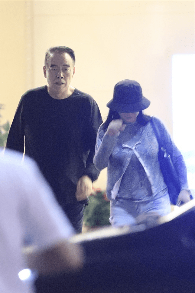 陈凯歌陈红外出吃饭被偷拍,两人各吃各的,照片模糊都看得出老态_时候
