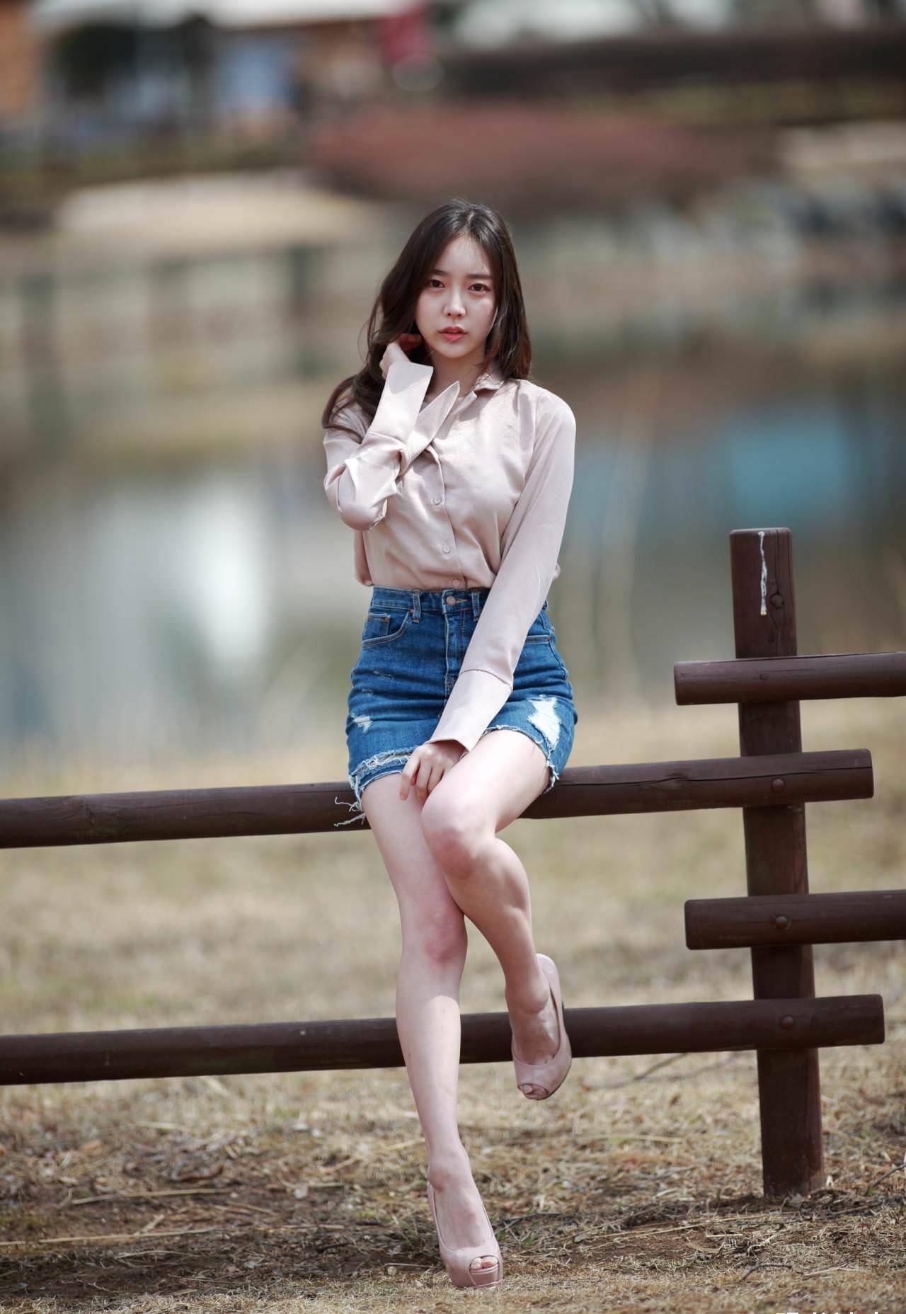 拥有一双大长腿的国外美女,穿牛仔短裙的样子时尚又迷人_亮点_什么_事