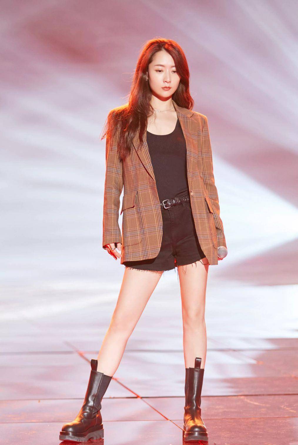 白冰不仅颜值高,穿搭风格更是可甜,可御姐,热裤配西装时尚时尚_女神