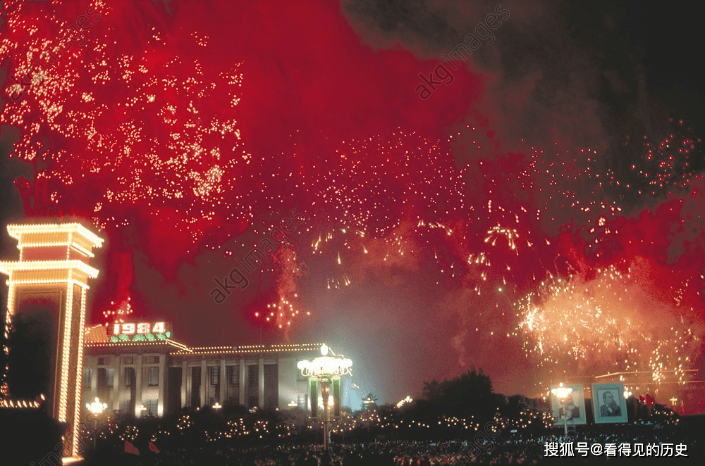 老照片 1984年国庆35周年 北京天安门广场举行了盛大的焰火晚会_大庆