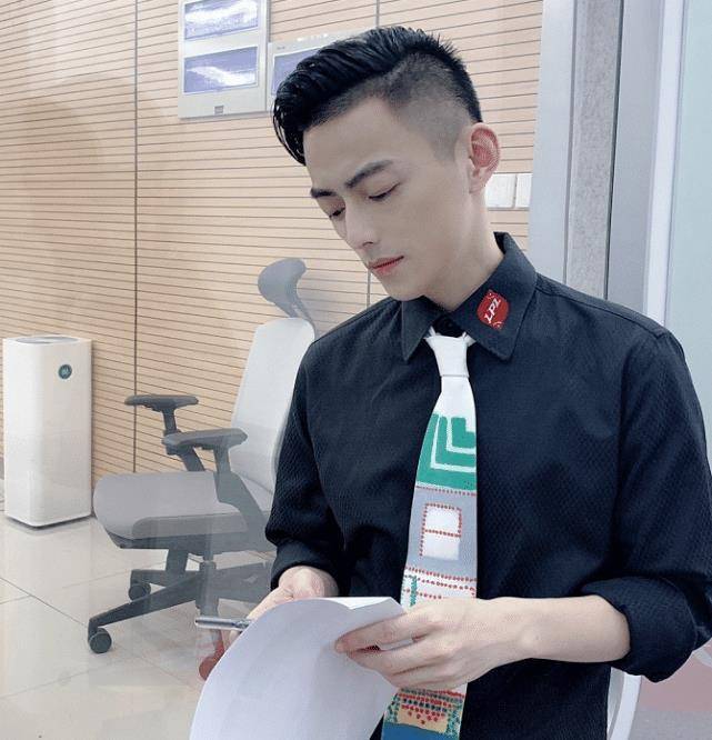 智勋有一个外号,叫做电竞霍建华,因为他的五官神似霍建华.