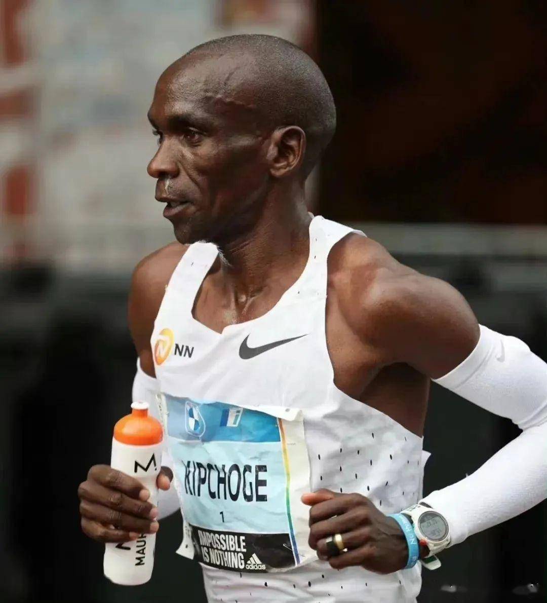 在埃鲁德·基普乔格个人纪录片《最后的里程碑》中,也提及手表对其