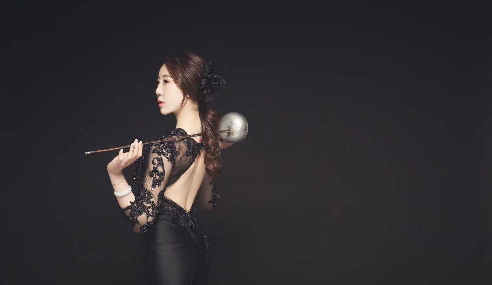 90后击剑美女,对这俩东西过敏,黑色露背长裙,朦胧美感吸睛_秦雪_方面