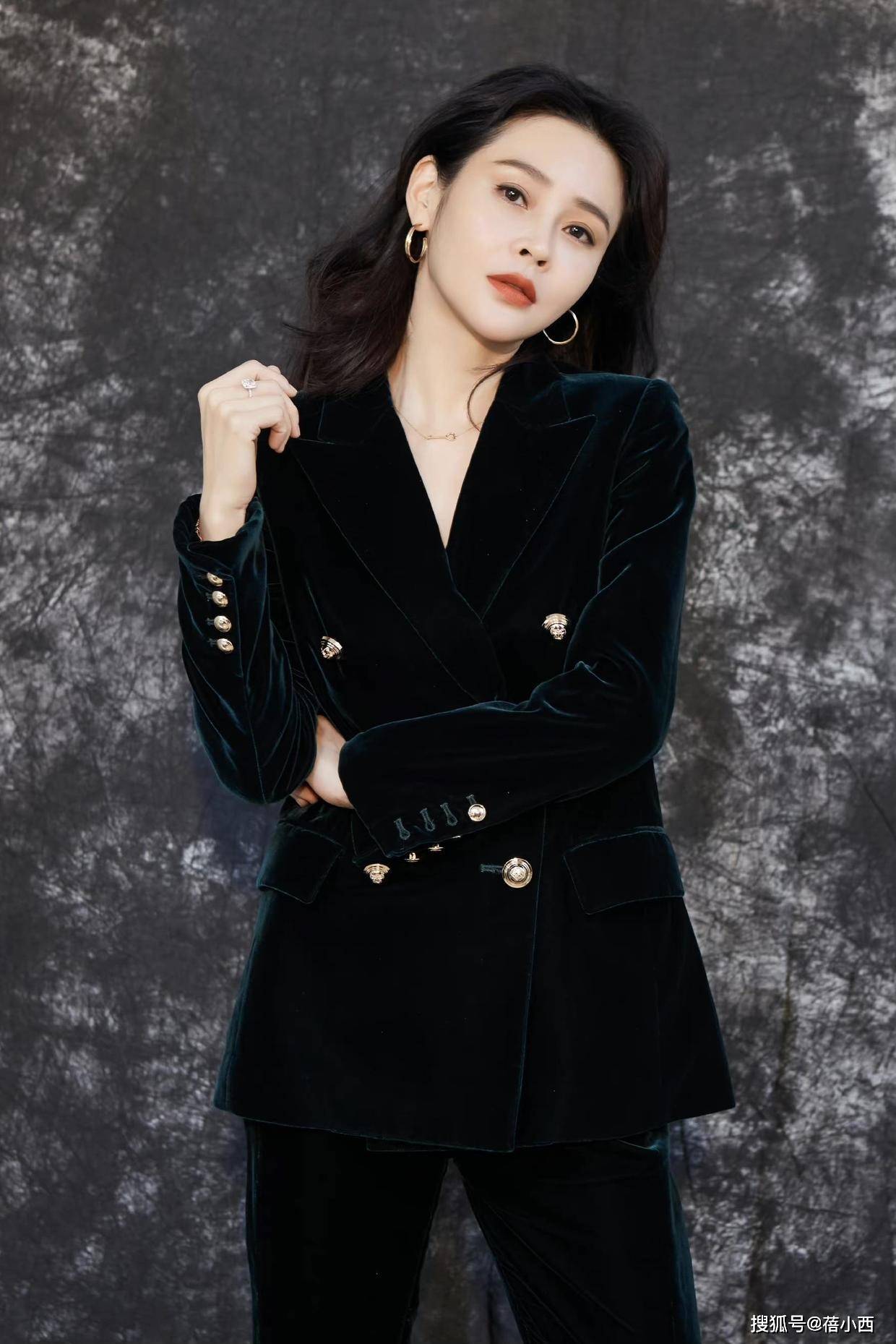 "于明加"怪不得能火,穿白裙秀出凹凸身材,女人看了也会心动_连衣裙