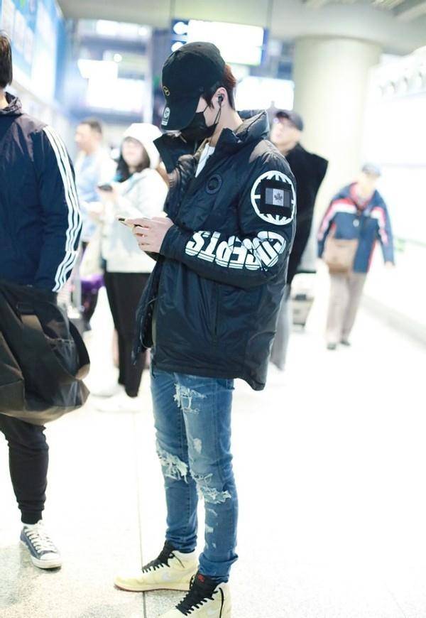 王一博的腿让女生都羡慕,穿破洞裤又细又长,走路都像在走秀