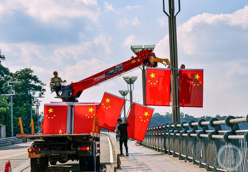 潼南国庆氛围浓_五星红旗_摄影_南区