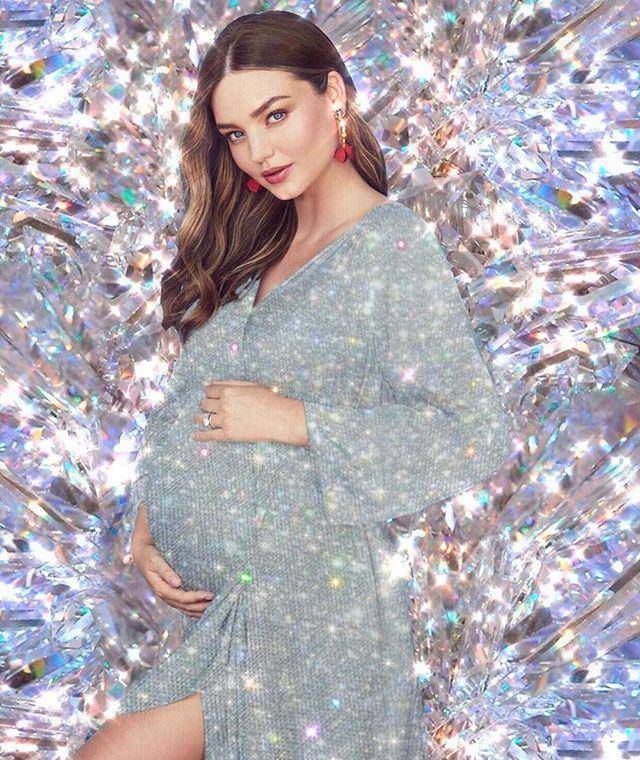 所以看起来并没有年轻很多,反倒是可儿保养得非常好,依然是少女的样子