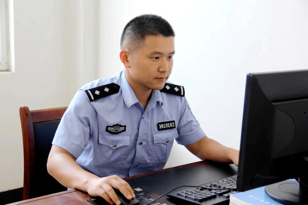 李游,男,汉族,安徽省寿县人,1996年8月出生,现任庐江监狱狱政管理科