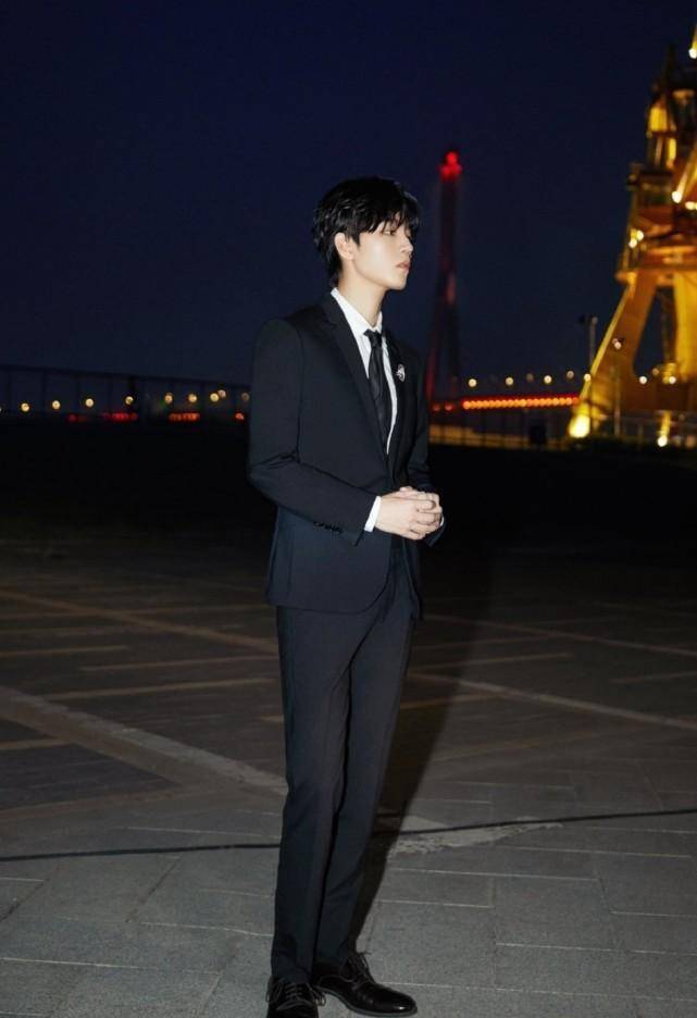 穿上西装的王俊凯太可了,黑白色帅气又个性,如同一个贵族王子_气质