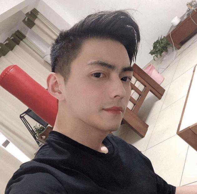 "电竞霍建华"只敢拍侧脸?