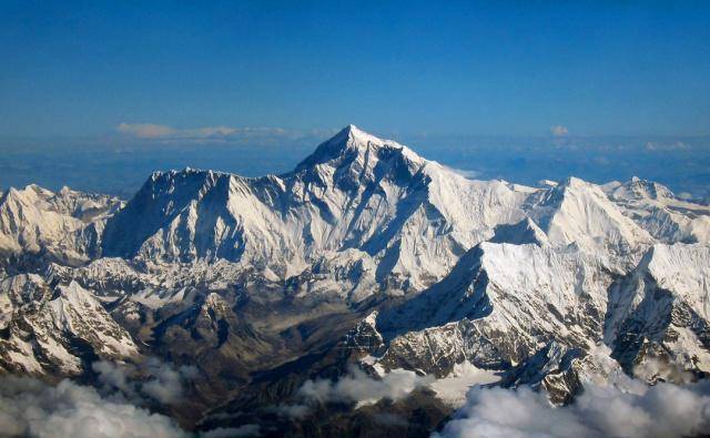 珠穆朗玛峰：一年比一年高一点，一万年后会是什么样子？