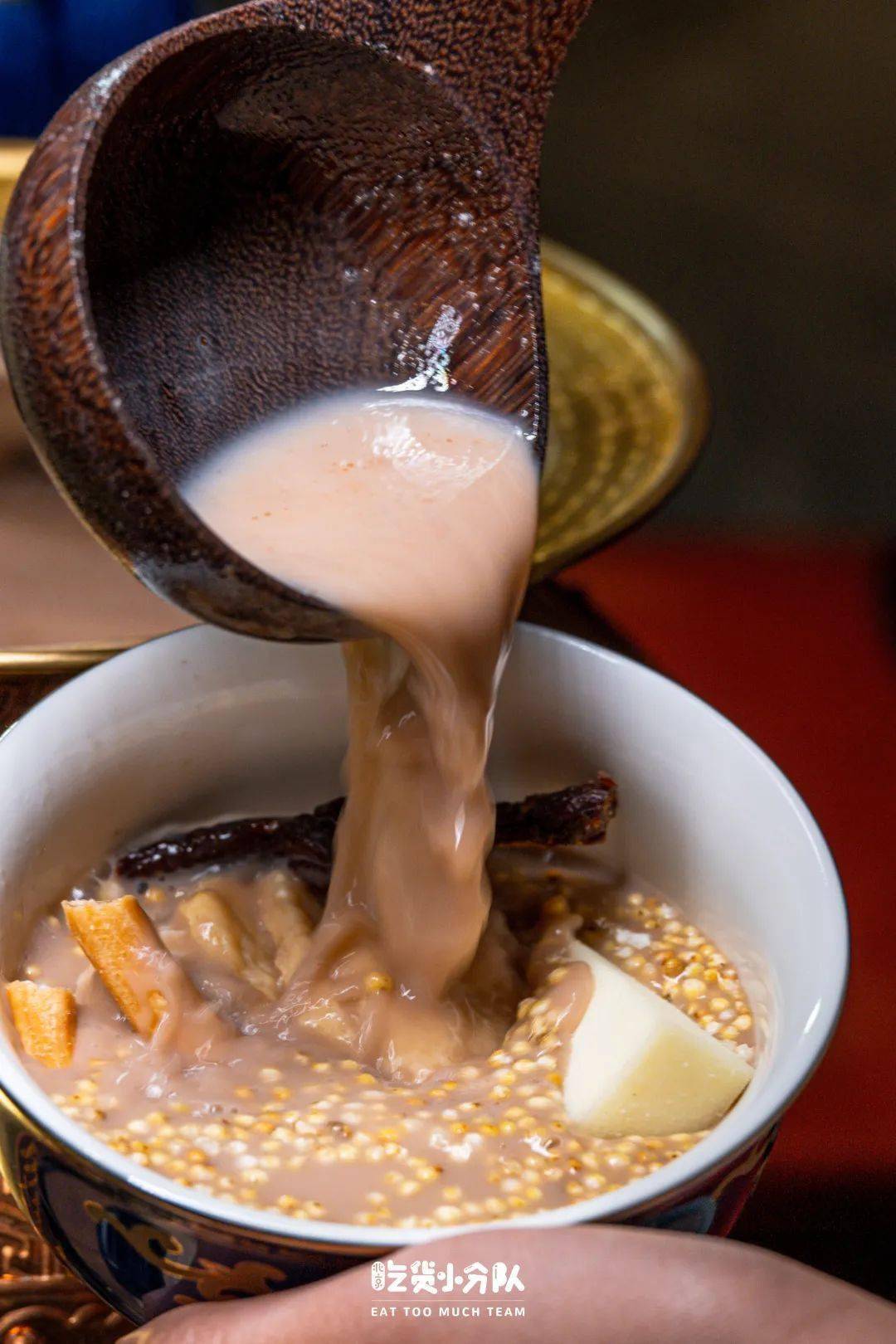 吃锅茶的时候,可以遵循传统的方法,把各种配料加进专门喝锅茶的碗里