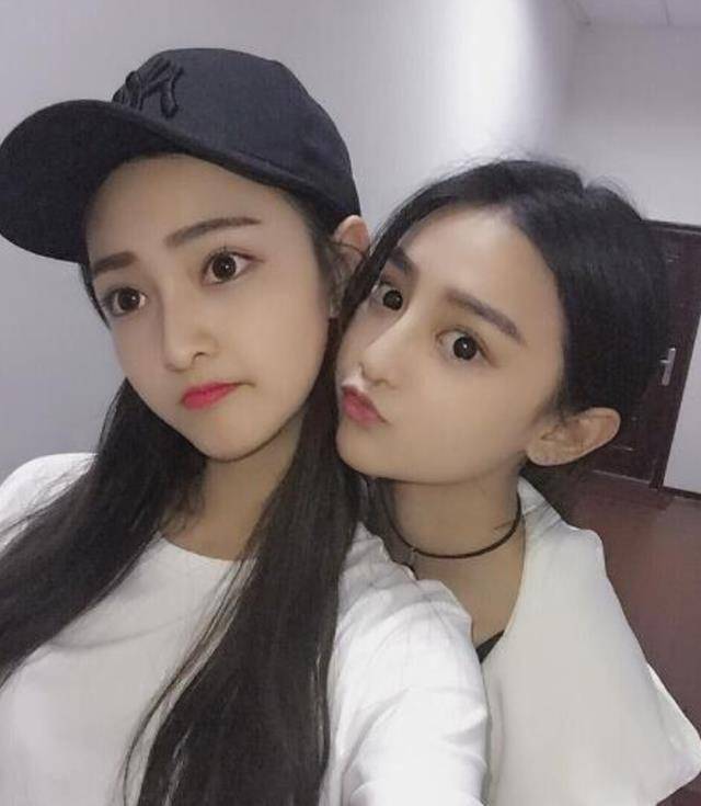 关晓彤与大学舍友合照曝光,看到合影之后,网友:她没有谦虚_相貌_女