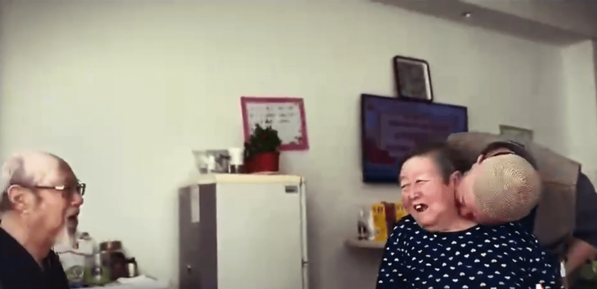 60歲火風給父母理髮,與爸媽嘴對嘴親吻 11 d5e702dbcad14567bb435df434385c8e