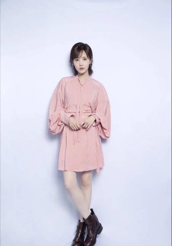 李一桐"不火"真是可惜,穿浅绿色西装套装,骨架太小没撑起来_风格_少女