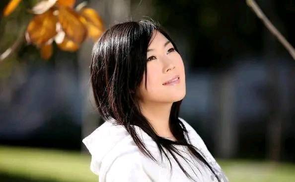 草根出身的歌手任月丽,上舞台爆红后转行买牙膏,如今身价过亿_事业