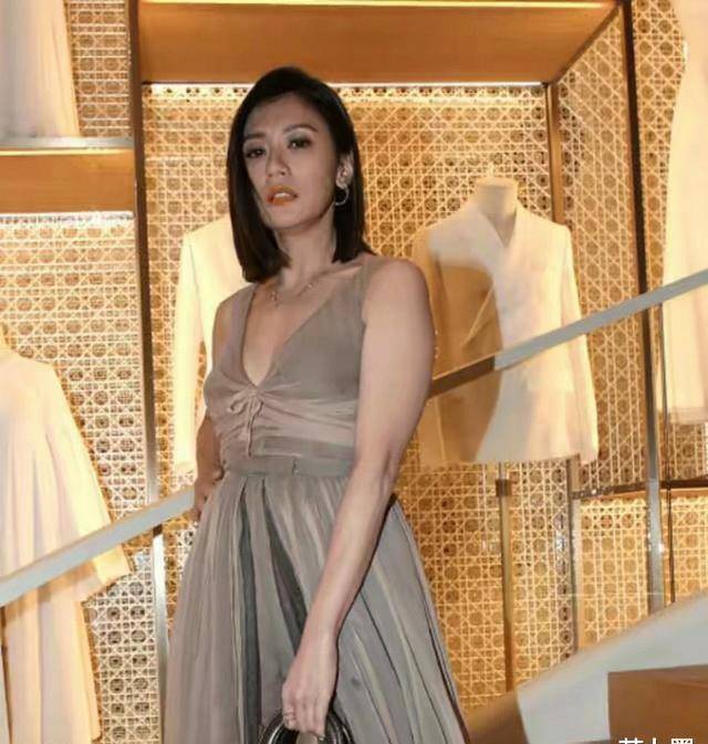 贾静雯也发福了,一袭深v连衣裙秀时尚身材,裙摆蓬松也难掩腿粗_效果