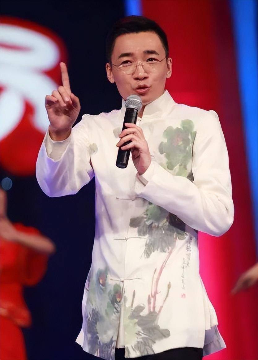 央视主持人高博被偶遇!头发花白显老态,穿西装坐地上十分接地气