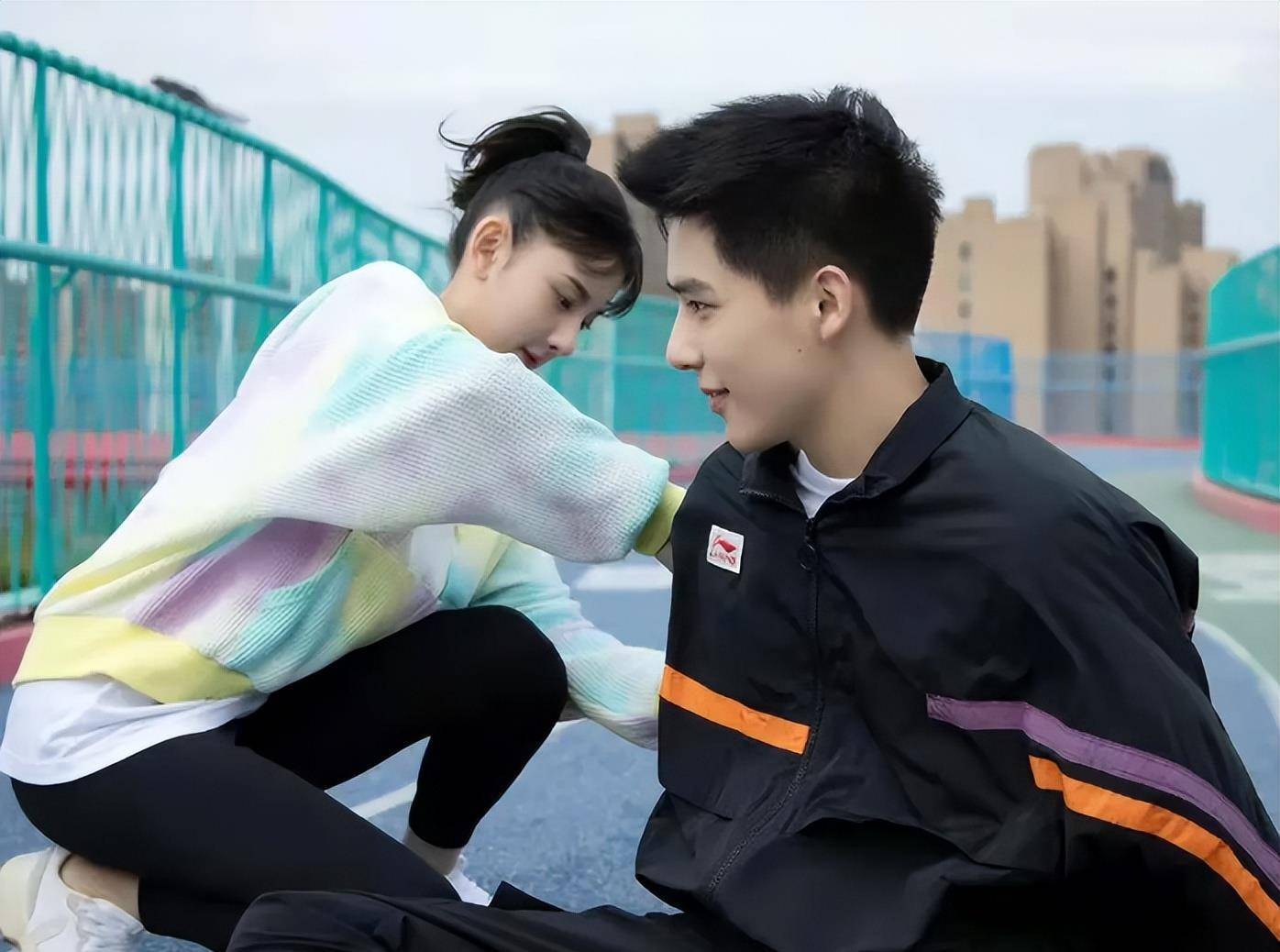 体育生类型的角色,比如在《陪你逐风飞翔》里他就饰演花滑少年邵北笙