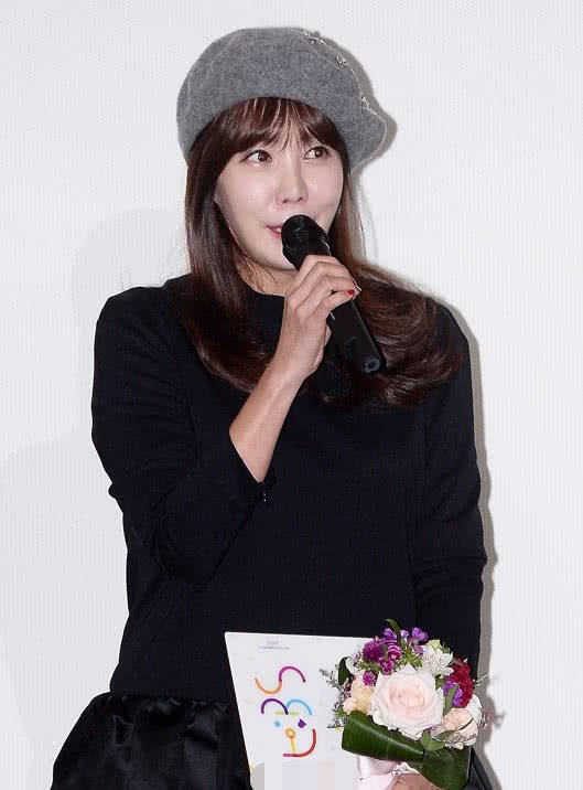 《巴黎恋人》女主与丈夫爬山,素颜露面像变了个人_金廷恩_首尔_李瑞镇