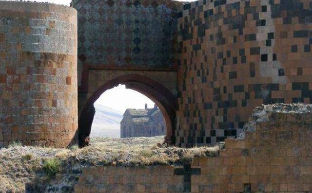 土耳其的神秘鬼城，一座在教堂堆里建造的城市？还被列为世界遗产