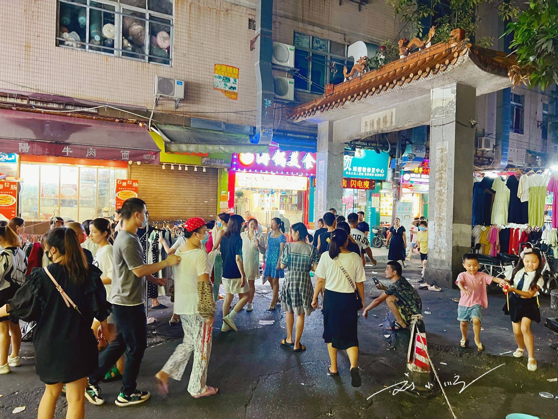 广州市海珠区有条“上涌古道”，在大塘地铁站附近，晚上热闹非凡
