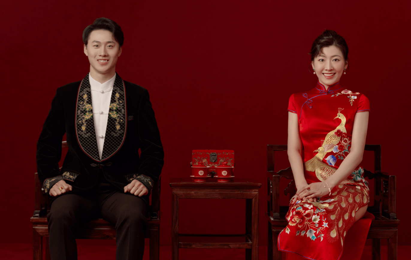 徐梦桃王心迪领证,两人穿国家队队服现身民政局,婚纱照幸福洋溢_滑雪