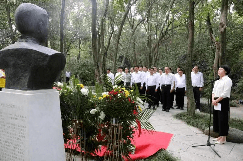 当天上午,我县在南屏山森林公园王枫烈士墓前举行烈士纪念日公祭活动