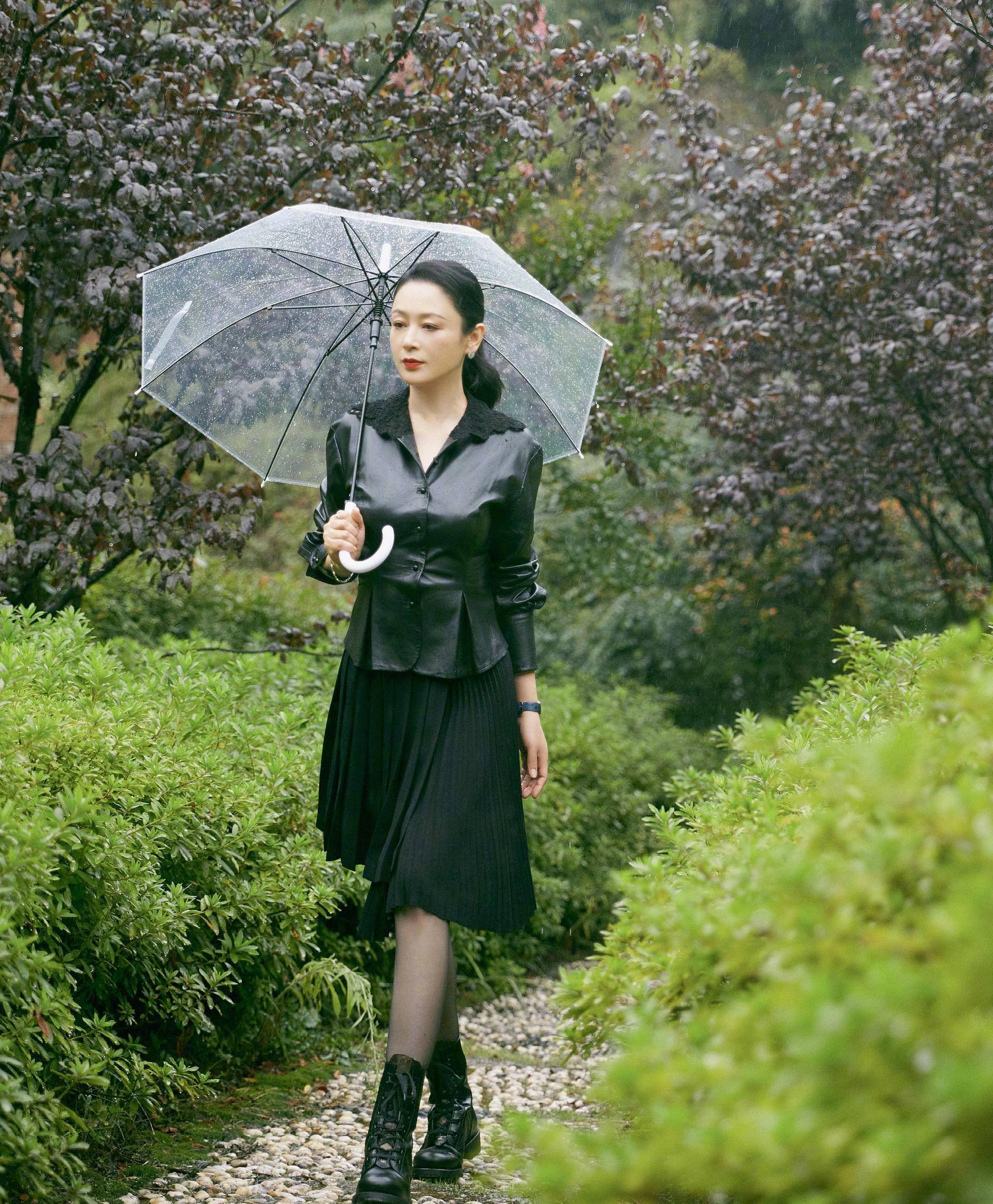 51岁陈红罕见出镜,皮衣配短裙气质绝了,身姿依旧优雅让人羡慕_黑色