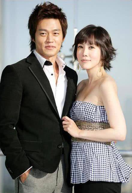 《巴黎恋人》女主与丈夫爬山,素颜露面像变了个人_金廷恩_首尔_李瑞镇