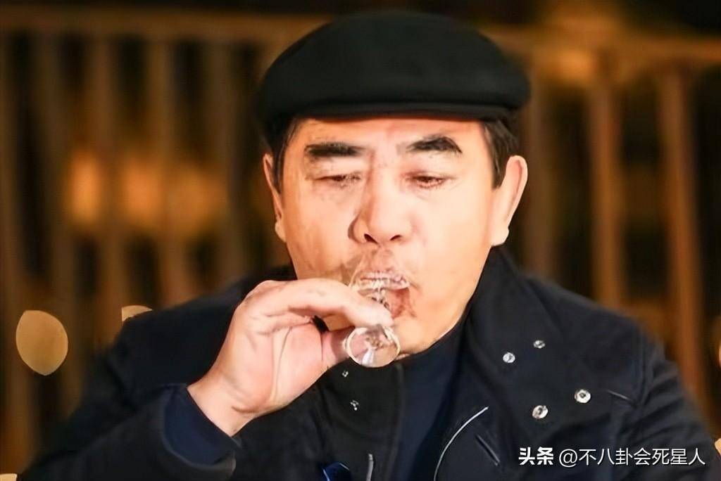 12位60 男星群像:周润发佝偻如80,吕良伟一身腱子肉似小伙