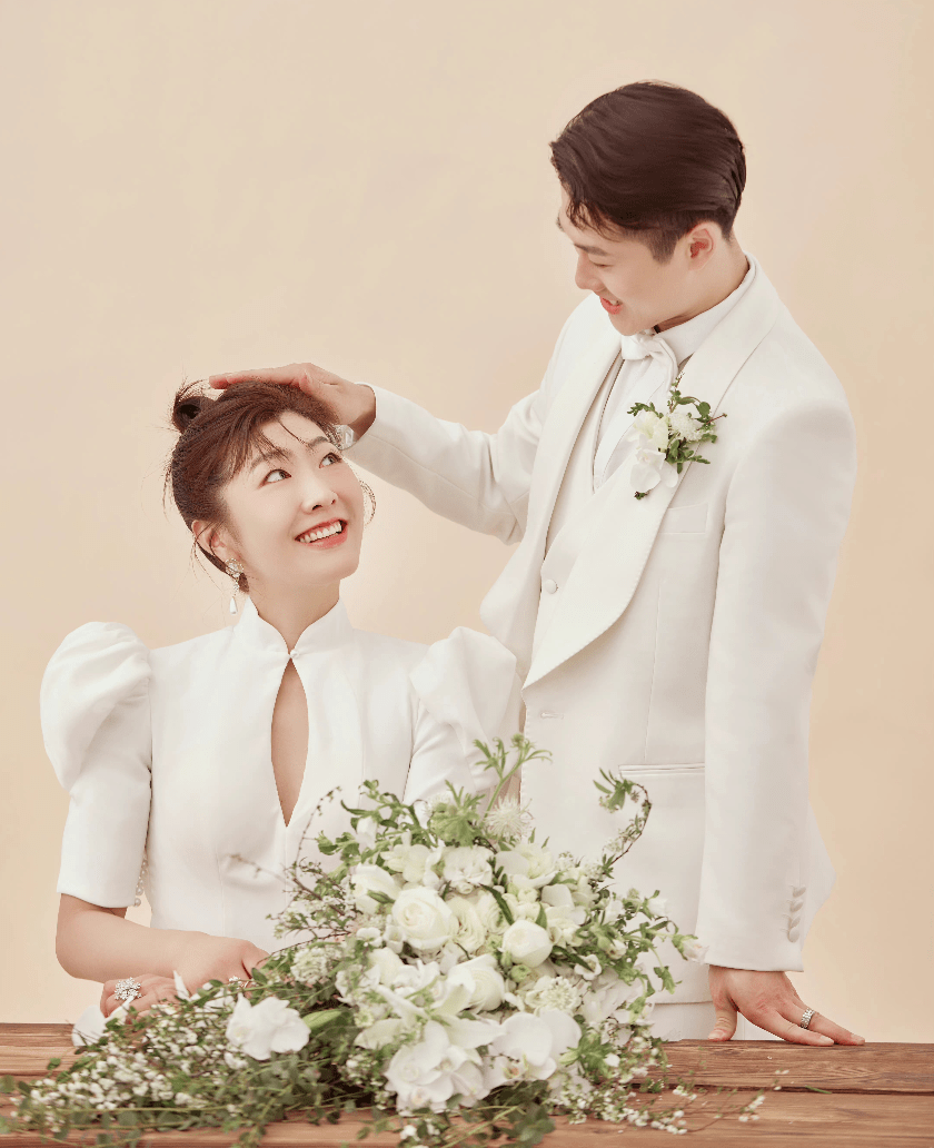 徐梦桃王心迪领证,两人穿国家队队服现身民政局,婚纱照幸福洋溢_滑雪