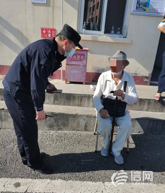 八旬老人独自出门坐公交迷路 市北民警及时帮忙找到家人王先生报警老父亲 3032