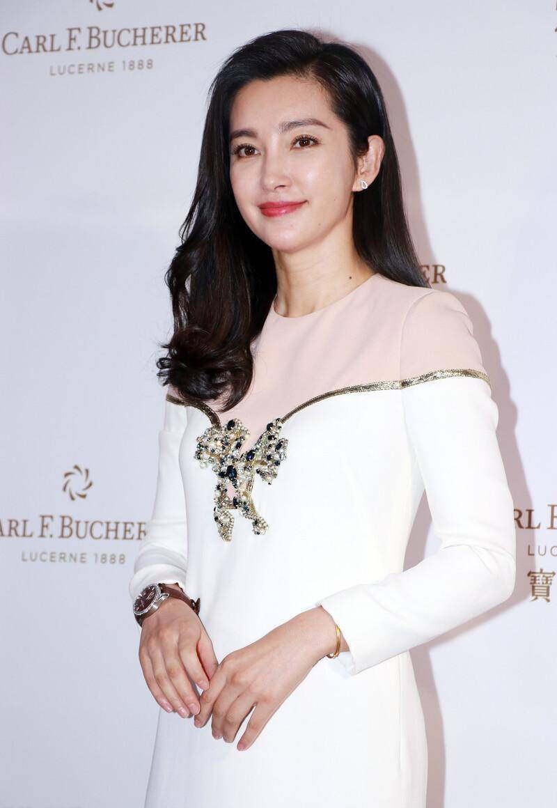 47岁李冰冰太会玩,抹身材礼服上身仅靠蝴蝶结来遮,撩人于无形_造型