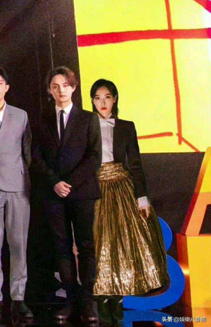 宋茜因为去换衣服缺席,所以官方摄影师就把工作室拍的图,移花接木了一