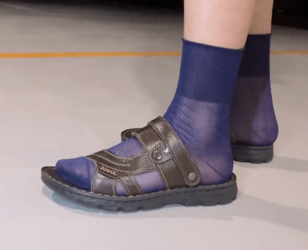 不过最近随着天气转凉,皮拖鞋逐渐被抛弃,代之以包头设计的皮凉鞋.