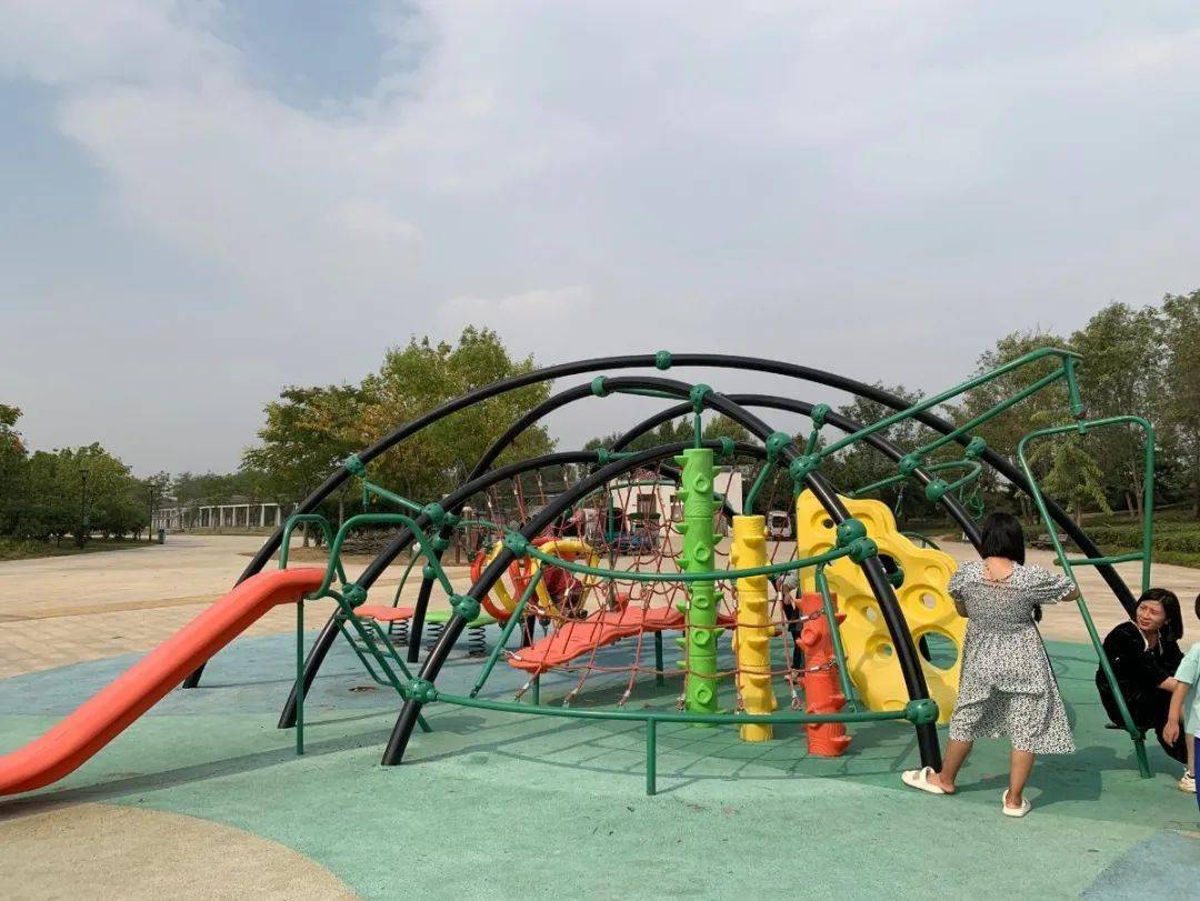 游玩地国庆周口公园里的游乐设施虽然不多,但玩完之后还能再逛逛公园