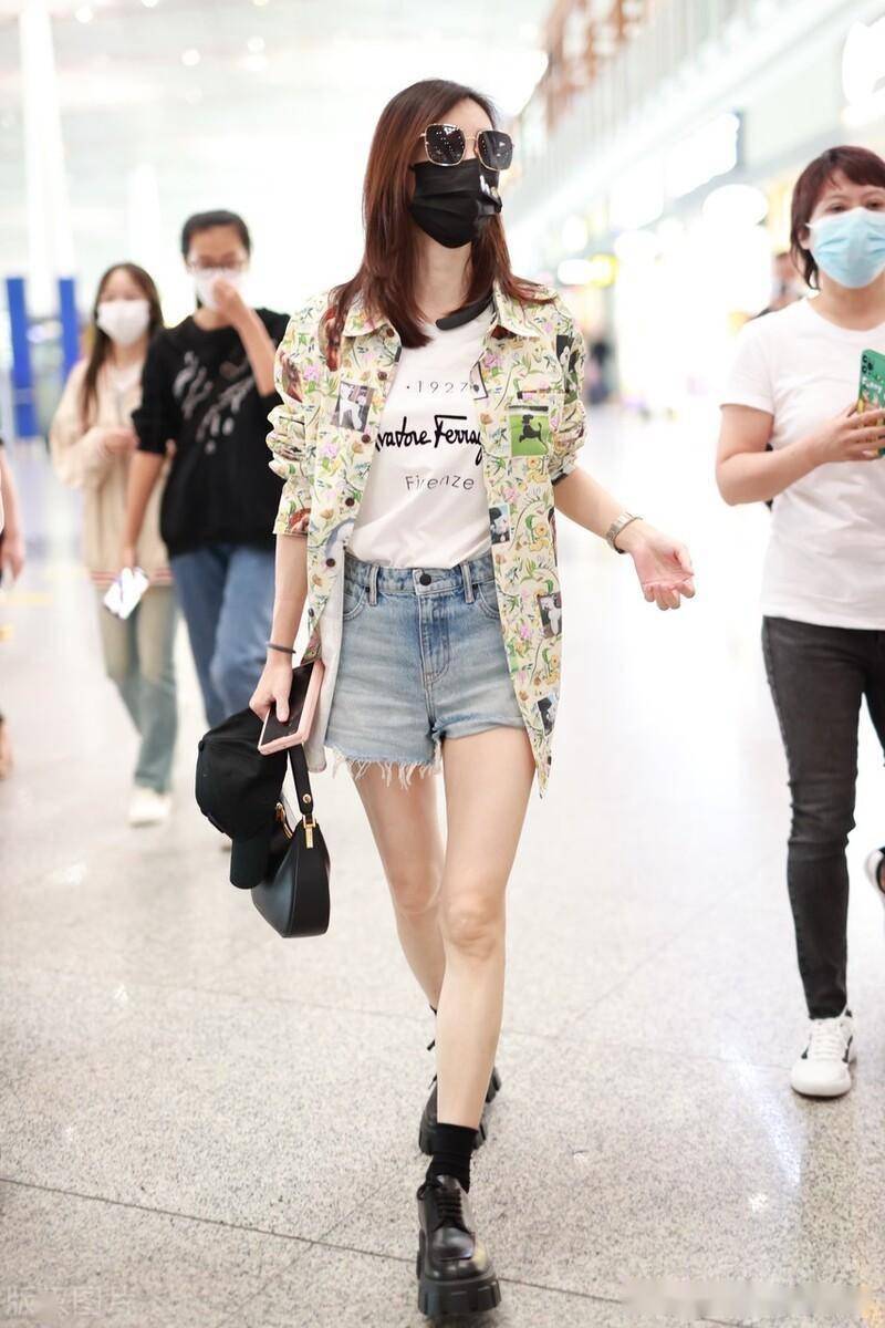 王丽坤身穿碎花衬衫搭配牛仔短裤现身北京机场_时尚_牛仔_王丽坤