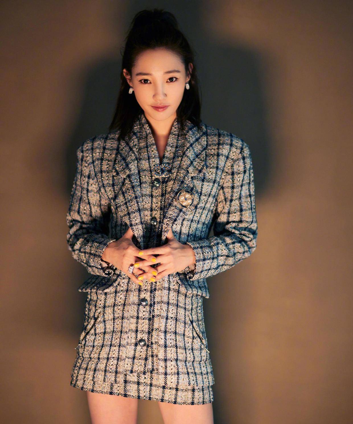 周迅穿衣真高招,一条西装款连衣裙就能撑场面,关键是气质好到炸_裁剪