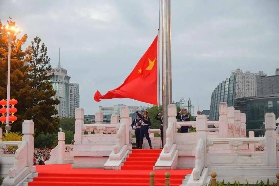 是国庆节也是个重要的日子是伟大祖国的73周年在福州五一广场的升旗