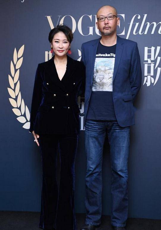 48岁梁静太会穿,一袭丝绒西装飒爽又高级,气场盖过190管虎_造型_颜色