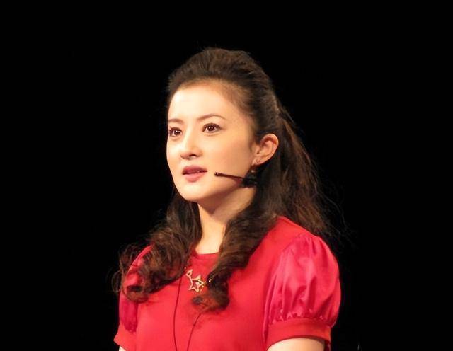 被撒贝宁暗恋20年,42岁依然选择不婚不育,金铭究竟经历了什么?