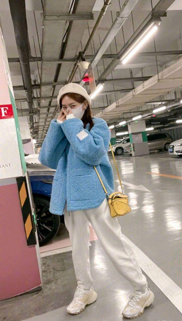 秦岚好有少女感 身穿蓝色上衣配白色运动裤好精致 哪像42岁 服装 女生 年纪