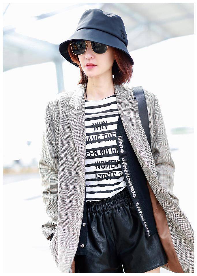 身高167cm的王丽坤,短裤搭配过膝长靴走机场,大长腿吸睛!