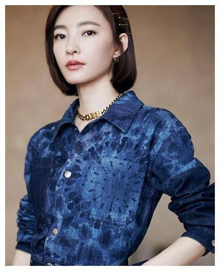 王丽坤换了发型更有气质,波波头陪黑色连衣裙,搭配红唇好惊艳!