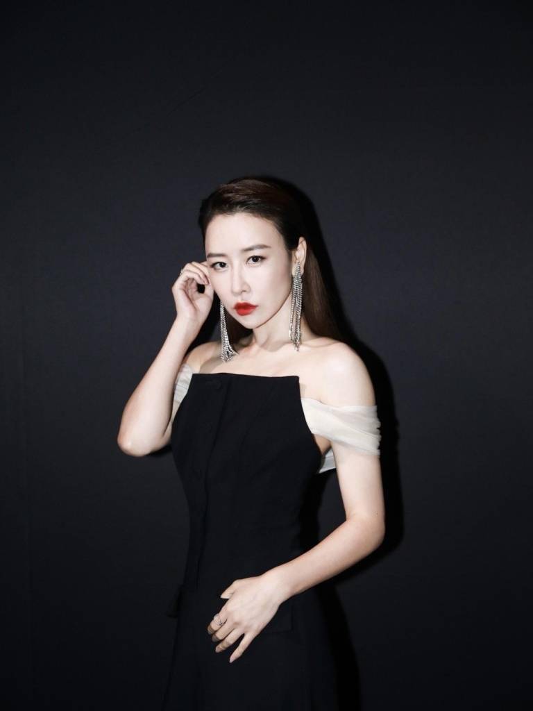 毛俊杰分享氛围感夜色随拍 黑色礼服衬托雪白肌肤_夜色_氛围_黑色