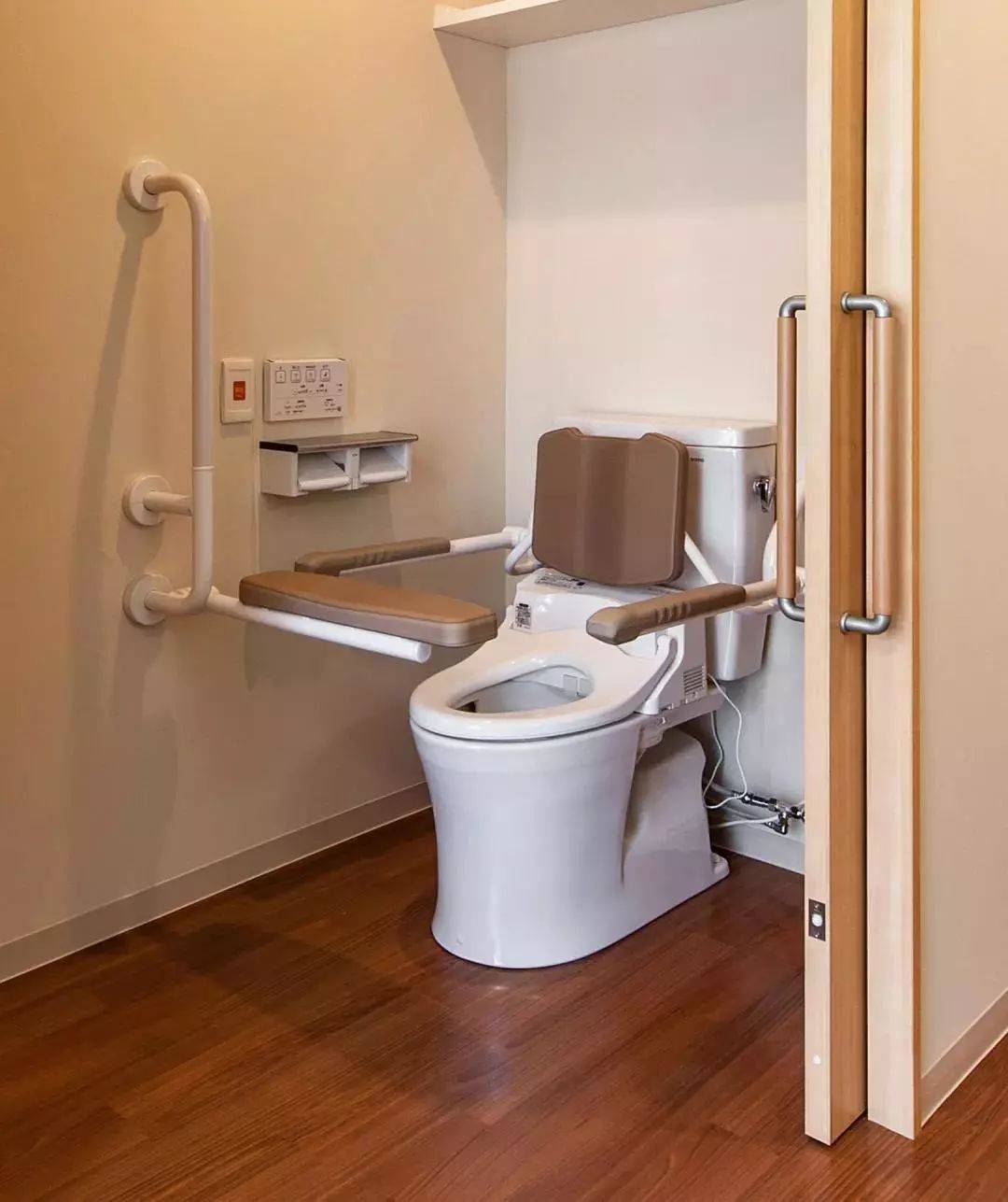 养老机构及社区如何选购适老化家具_老年人_色彩_桌子