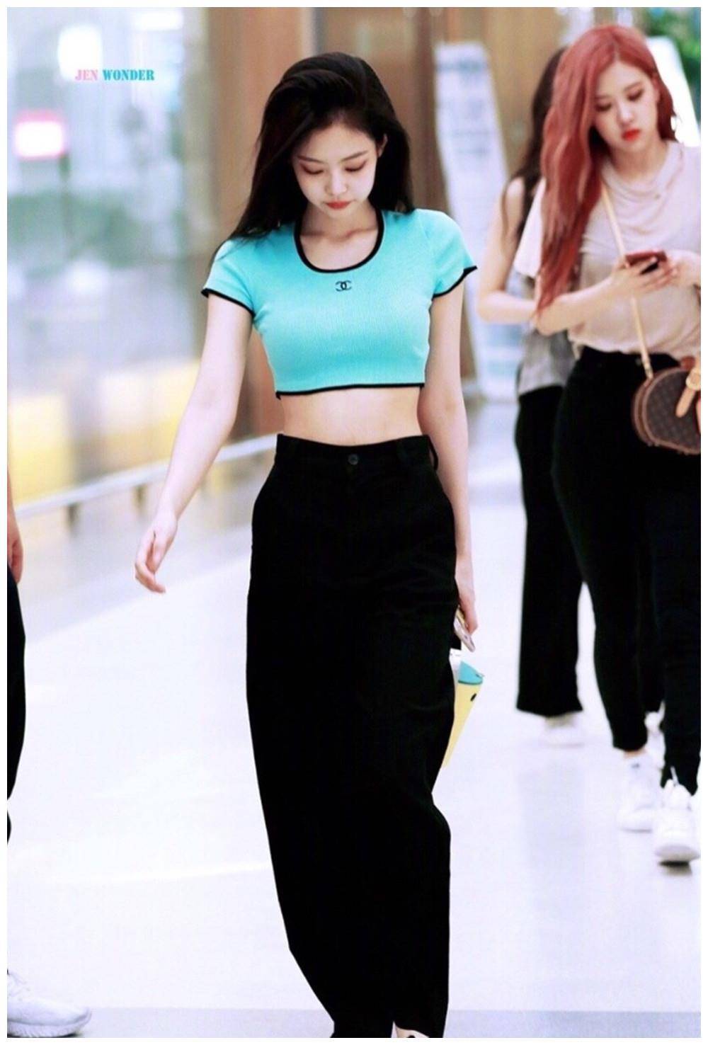 金智妮露脐短袖搭配拖地长裤,凸显"蚂蚁腰"少女感满满!